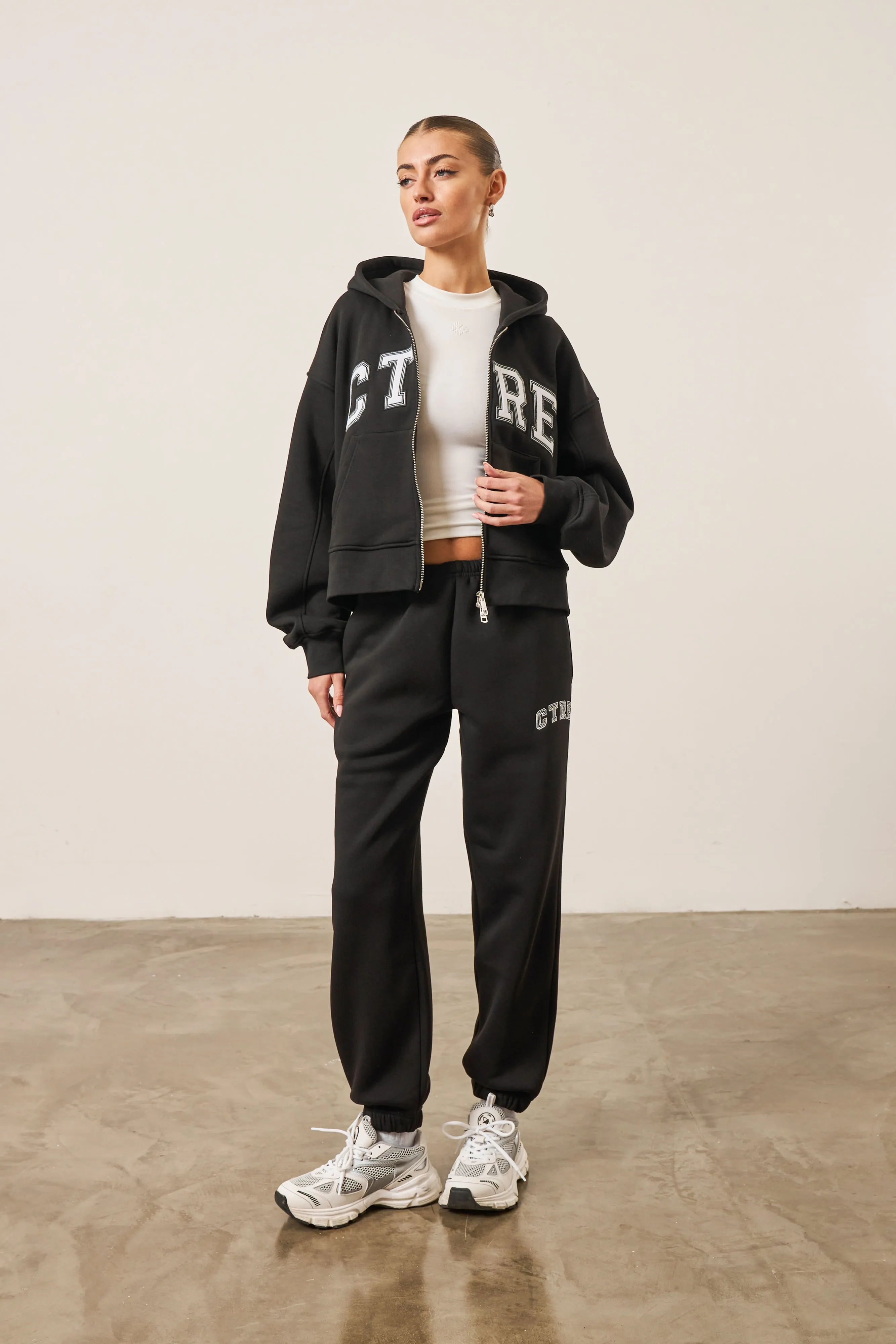 CTRE CROPPED ZIP THROUGH HOODIE - BLACK