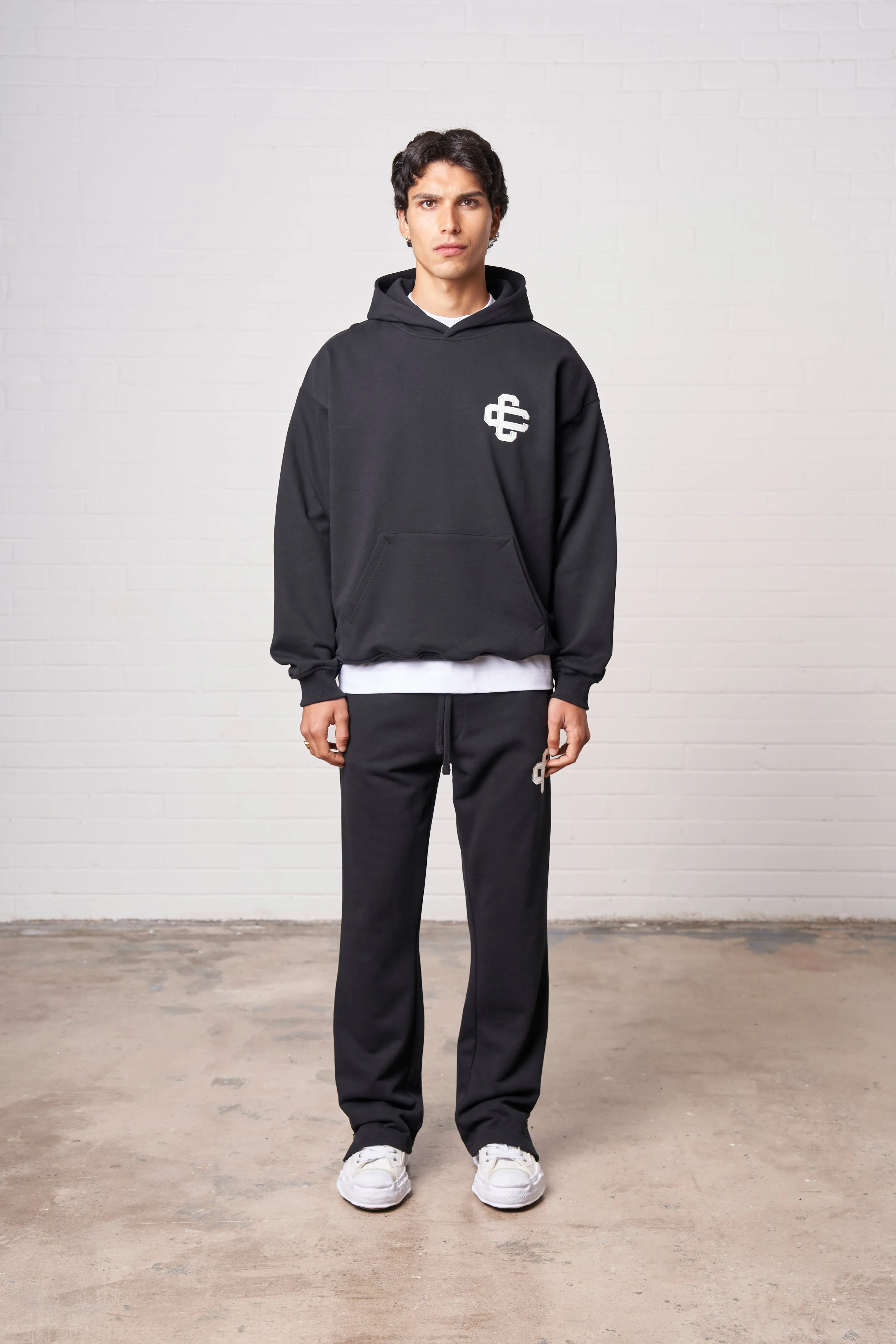 HEAVYWEIGHT APPLIQUE EMBLEM HOODIE - BLACK